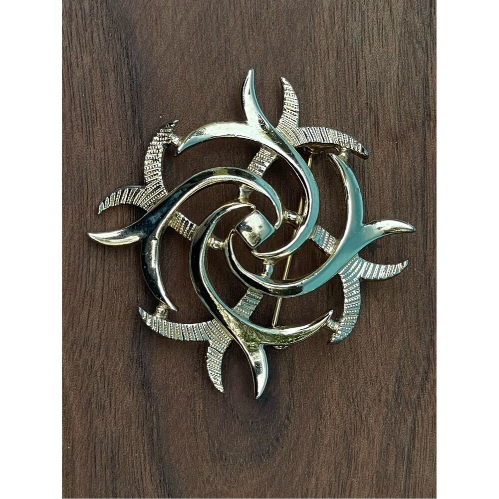 Vtg Sarah Coventry Gold tone Swirl Brooch Pin - Elegant Women's Accessory